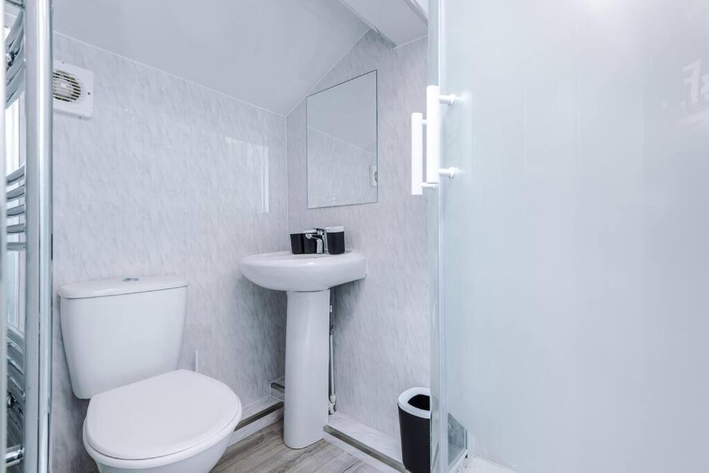 Mansa Musa House - 5 Bed 5 En Bathrooms, Newly Refurbished House With Free Parking Outside Apartment