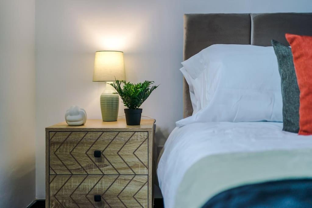 Apartment Mansa Musa House - 5 Bed 5 En Bathrooms, Newly Refurbished House With Free Parking Outside *