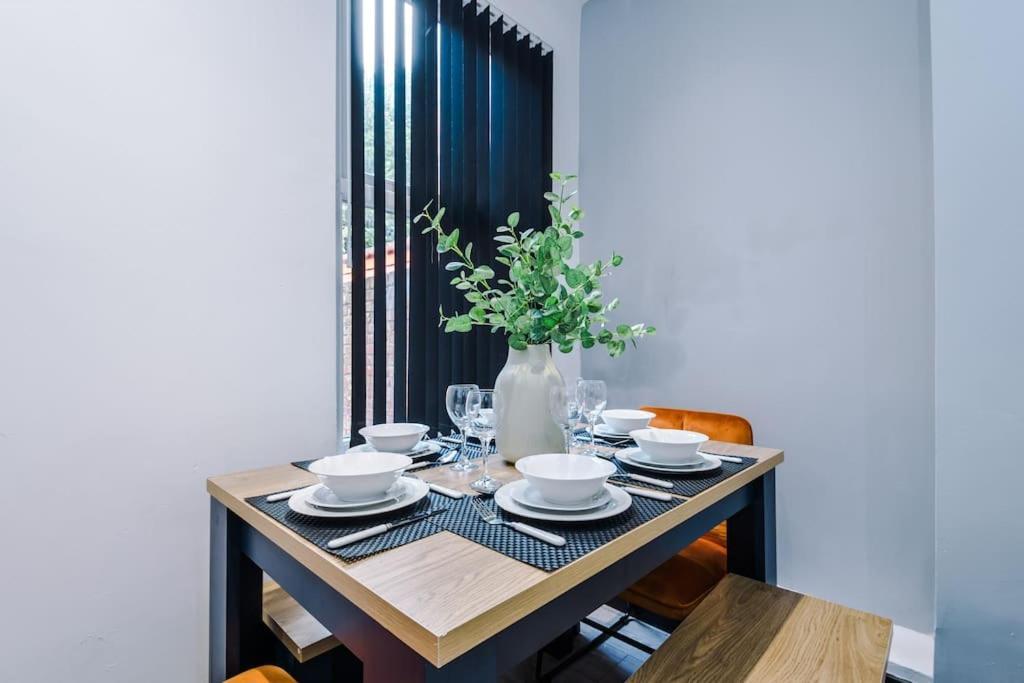 Mansa Musa House - 5 Bed 5 En Bathrooms, Newly Refurbished House With Free Parking Outside Apartment