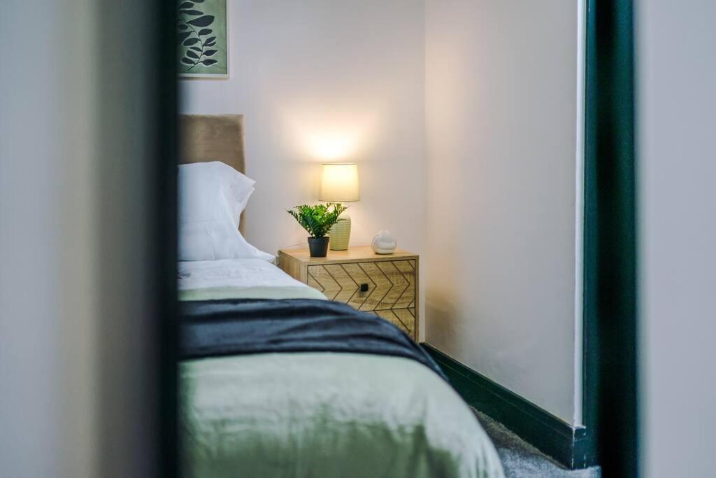 Apartment Mansa Musa House - 5 Bed 5 En Bathrooms, Newly Refurbished House With Free Parking Outside *