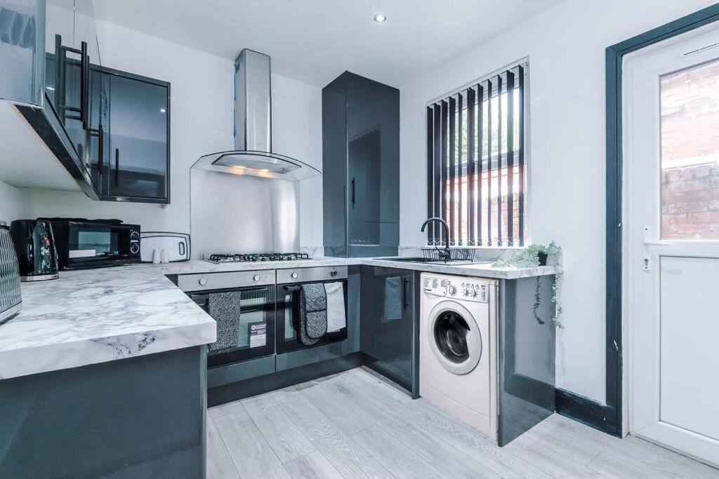 Mansa Musa House - 5 Bed 5 En Bathrooms, Newly Refurbished House With Free Parking Outside Apartment