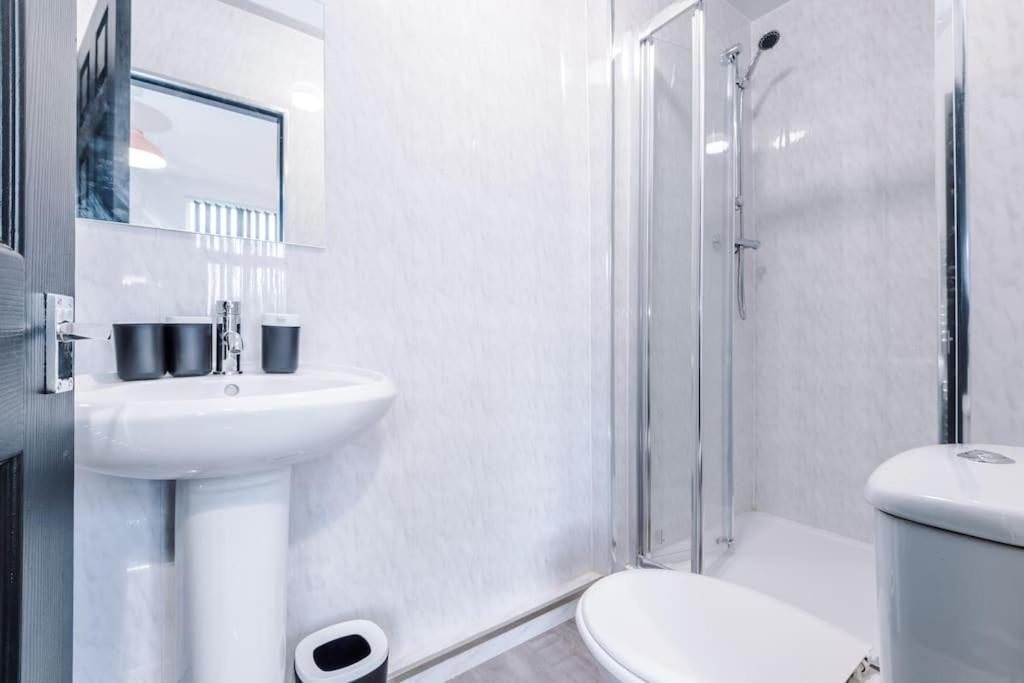 Mansa Musa House - 5 Bed 5 En Bathrooms, Newly Refurbished House With Free Parking Outside *